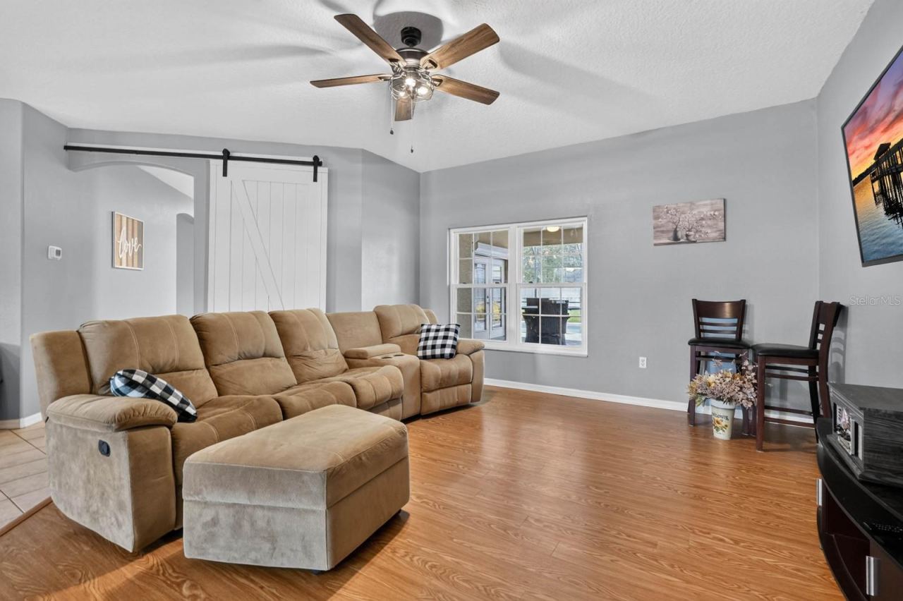 Photo 14 of 20: Front Family Room
