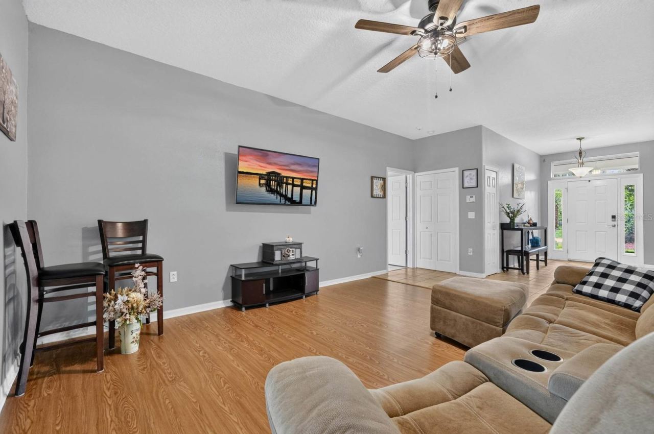 Photo 12 of 20: Front Family Room