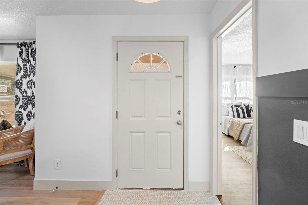 Photo 3 of 20: front entry