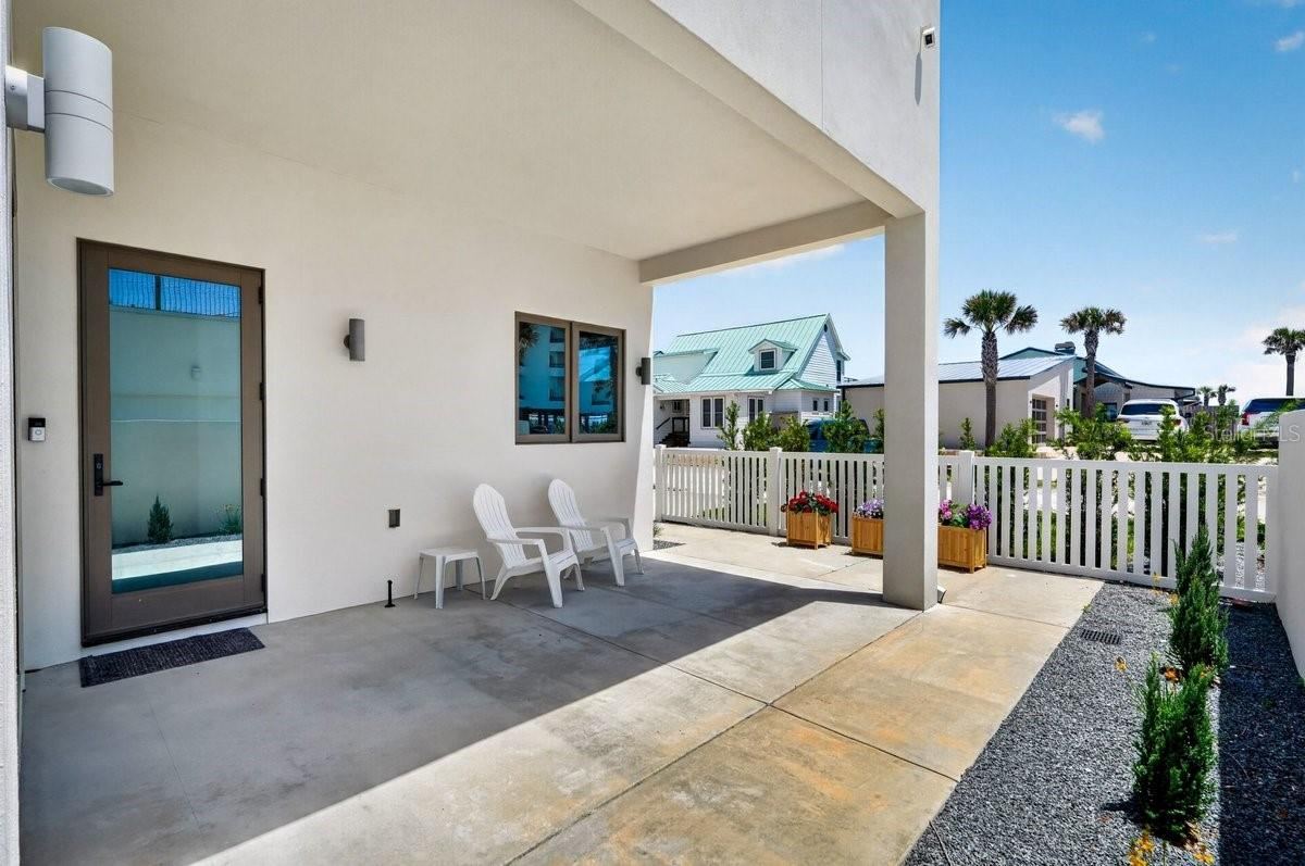 Photo 11 of 20: East Lanai (carport)