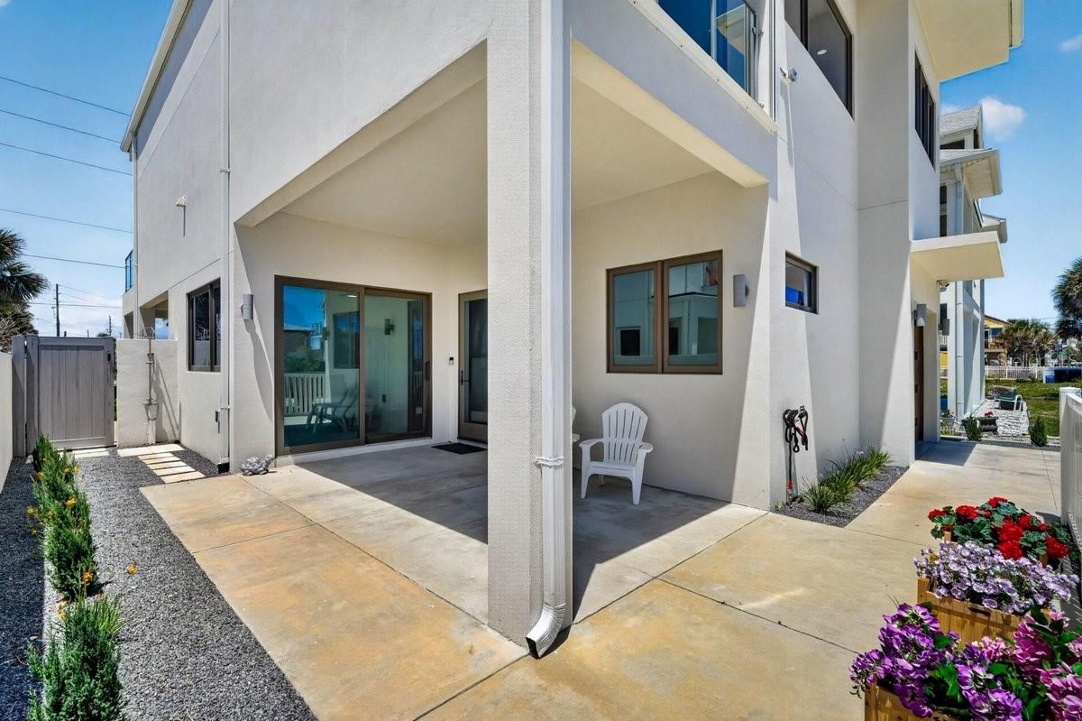 Photo 10 of 20: East Lanai (carport)