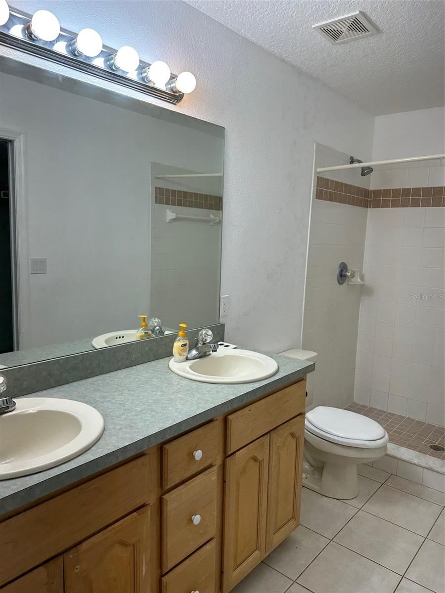 Photo 18 of 20: Bathroom w Shower