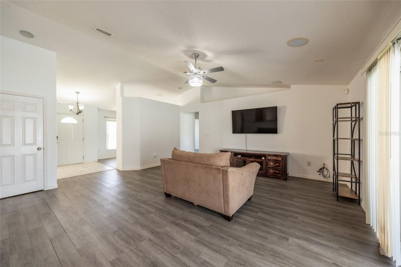 Photo 9 of 20: TV in family room conveys
