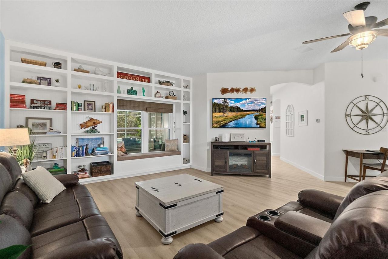 Photo 8 of 20: Family Room