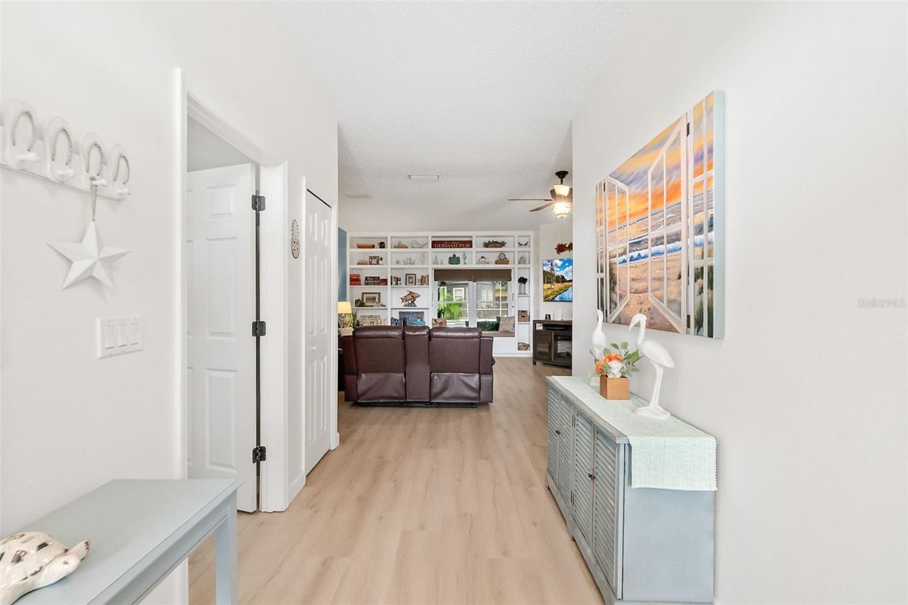 Photo 4 of 20: Entry/Foyer