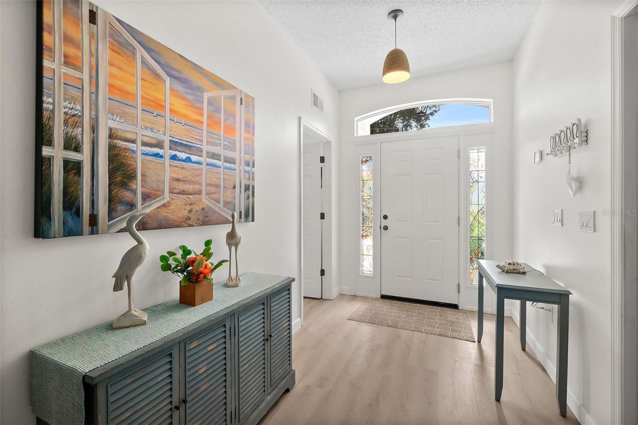 Photo 3 of 20: Entry/Foyer