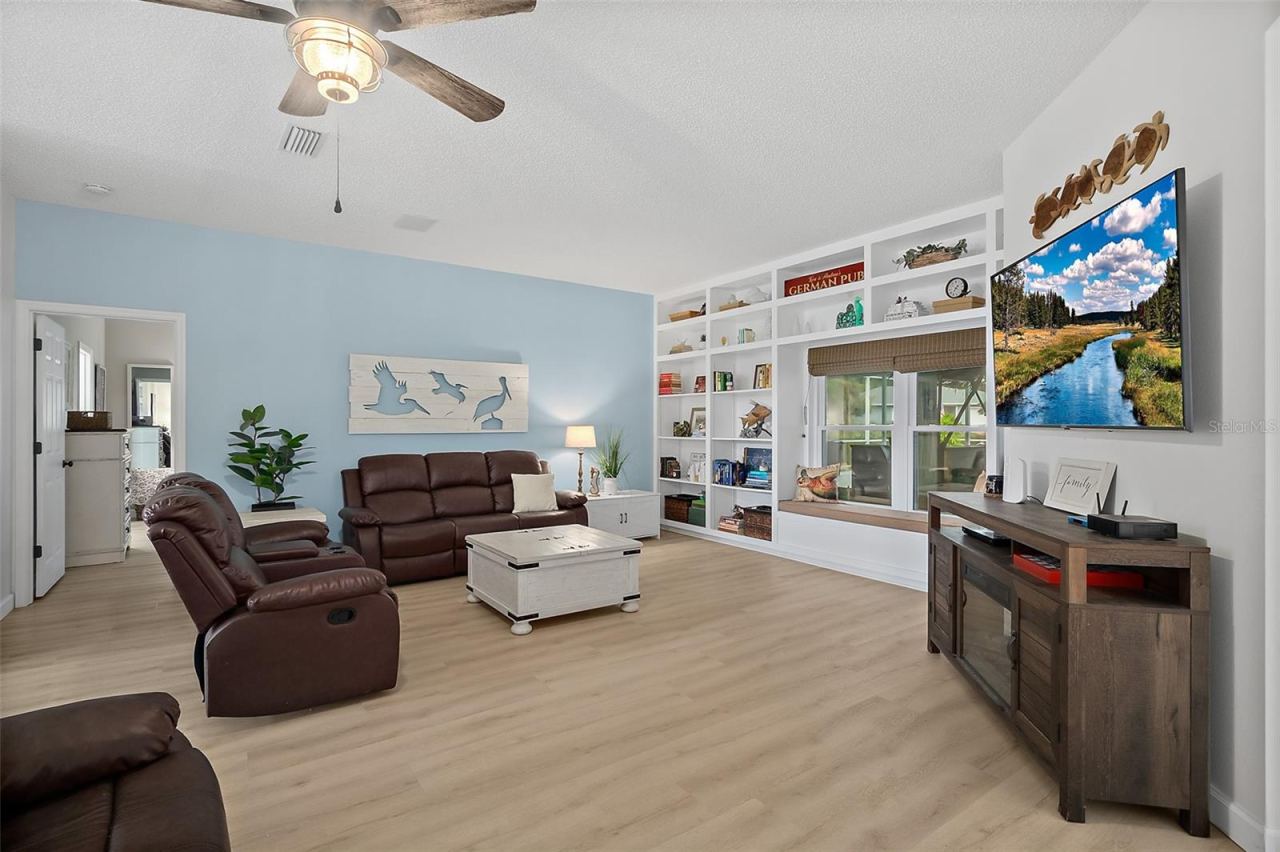 Photo 5 of 20: Family Room