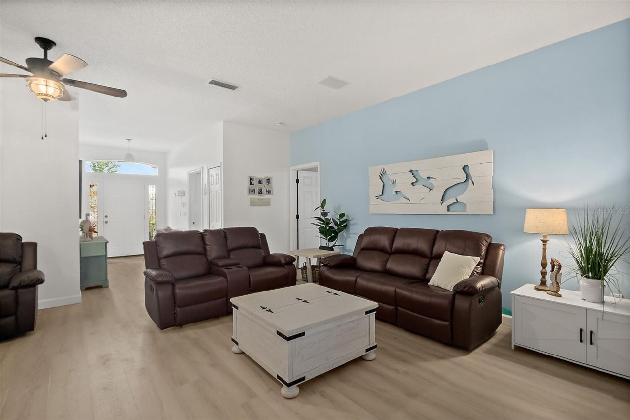Photo 6 of 20: Family Room