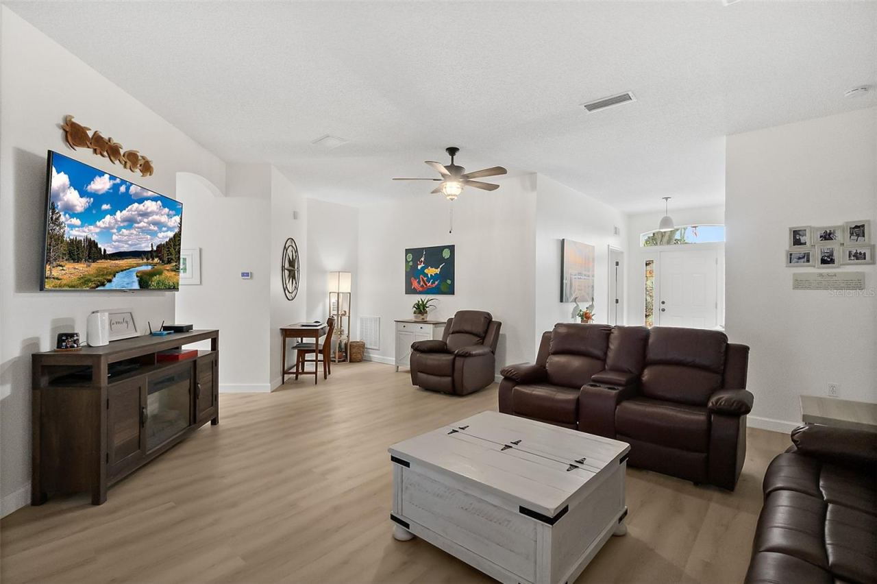 Photo 7 of 20: Family Room