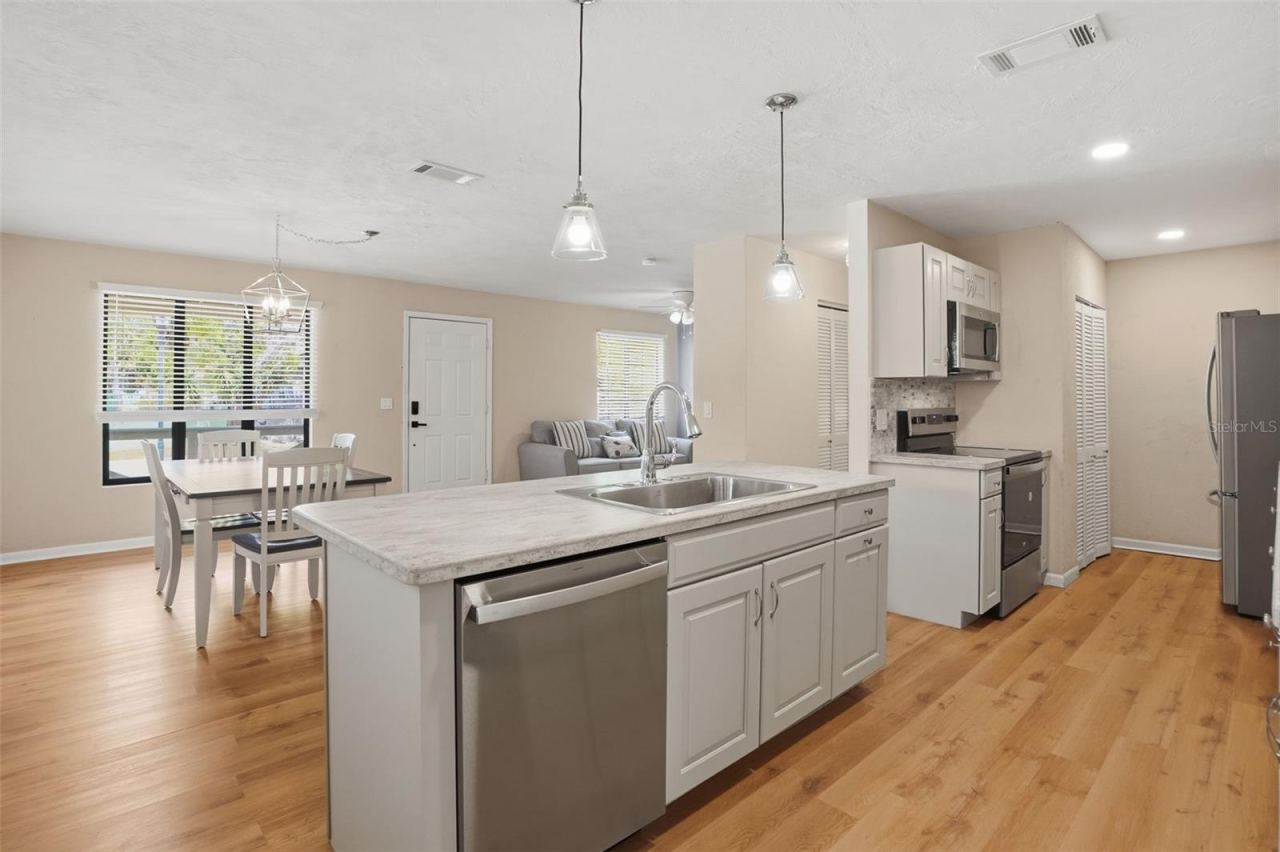 Photo 6 of 20: Open Floor Plan