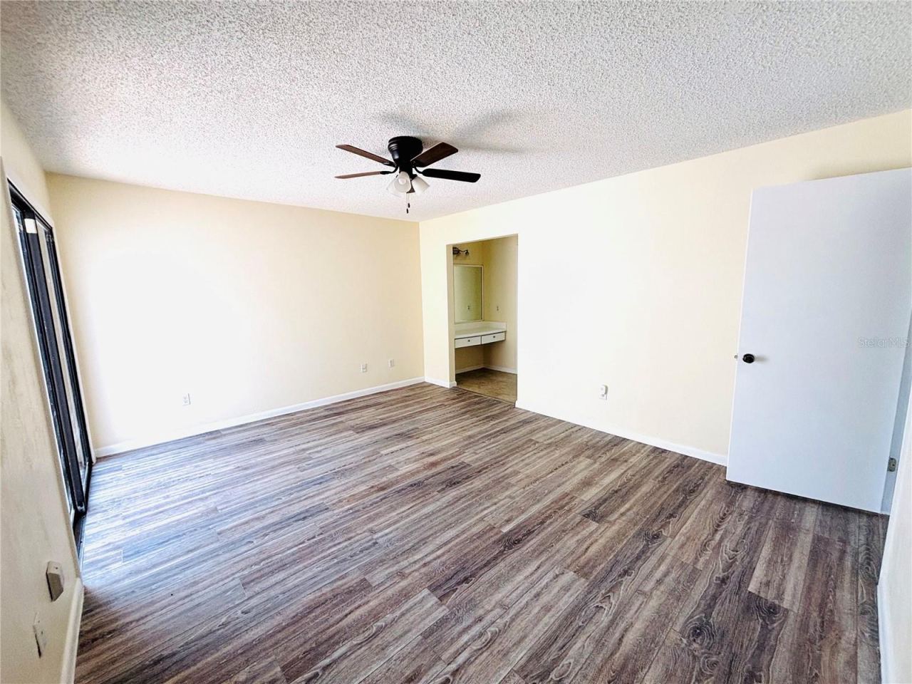 Photo 16 of 20: Primary bedroom