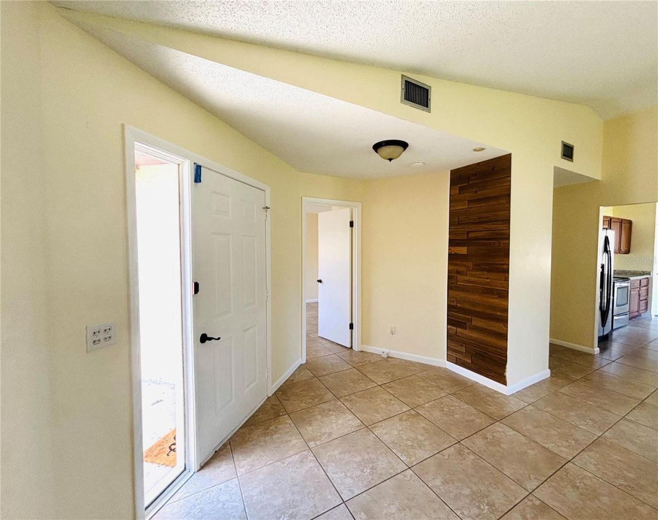 Photo 7 of 20: Interior entry into living room