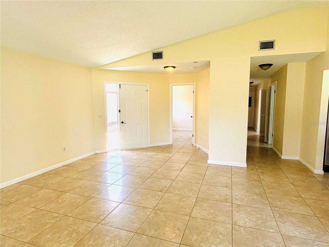 Photo 9 of 20: Living room