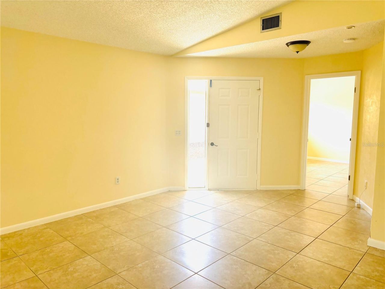 Photo 8 of 20: Living room