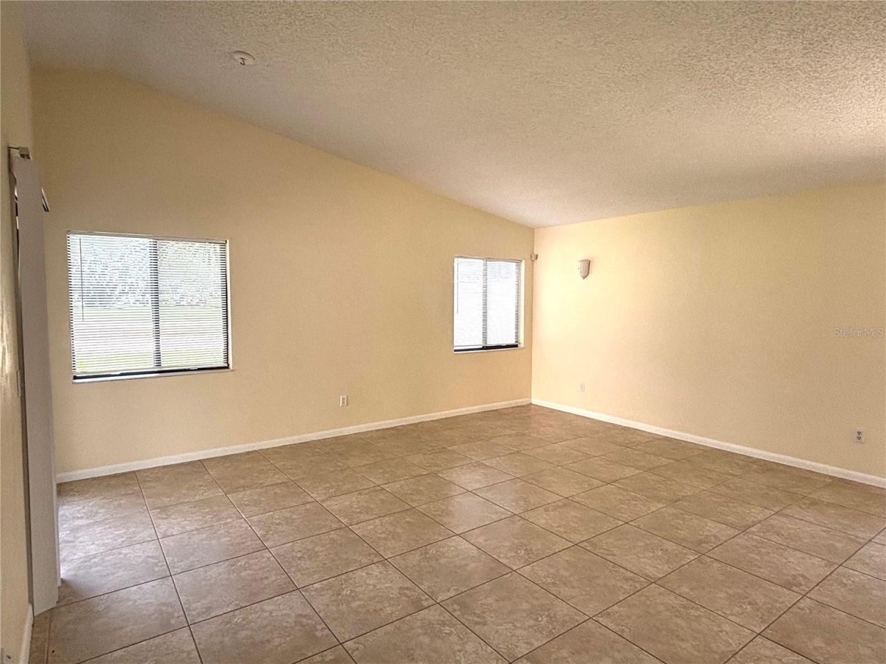 Photo 10 of 20: Living room