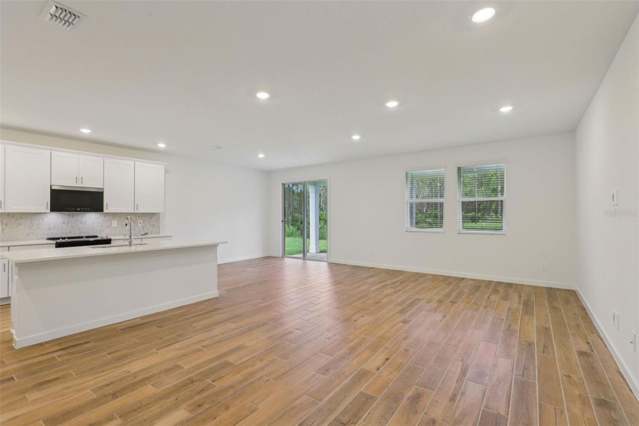 Photo 7 of 20: The interior photos are of another home with the same floor plan and interior finishes. Some details may vary