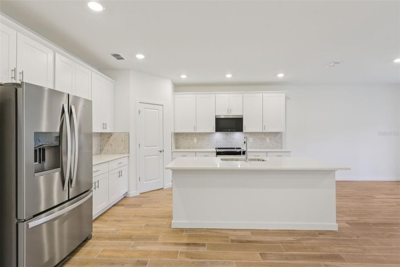 Photo 4 of 20: The interior photos are of another home with the same floor plan and interior finishes. Some details may vary