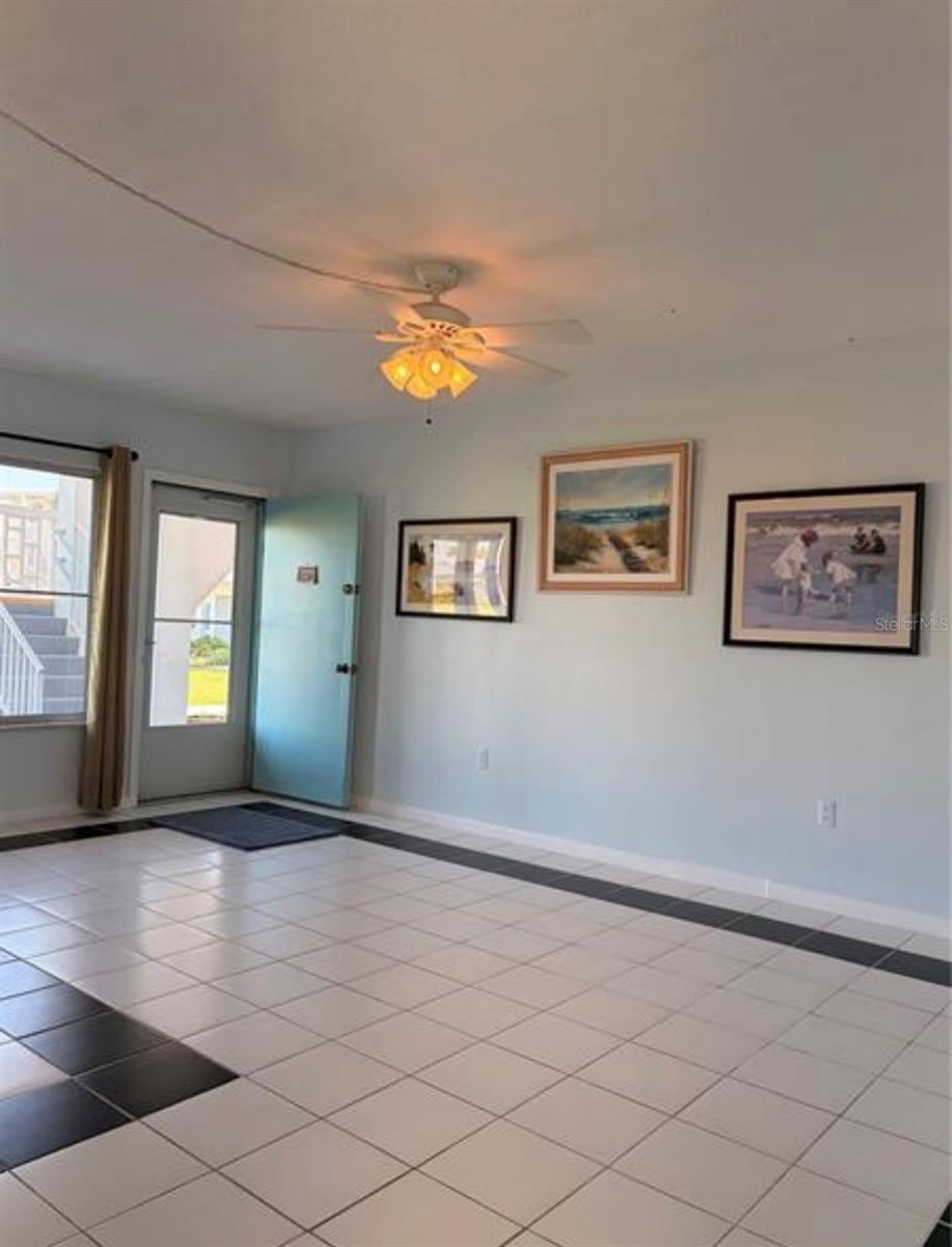 Photo 5 of 20: Living room 18X11