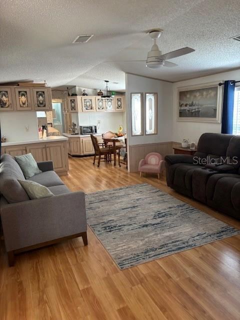Photo 3 of 7: Living Room
