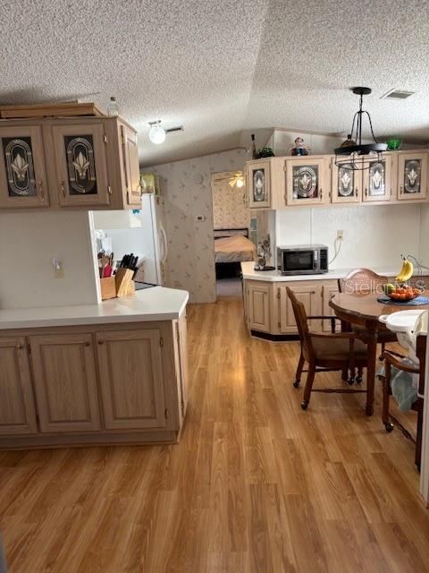 Photo 4 of 7: Living/Kitchen