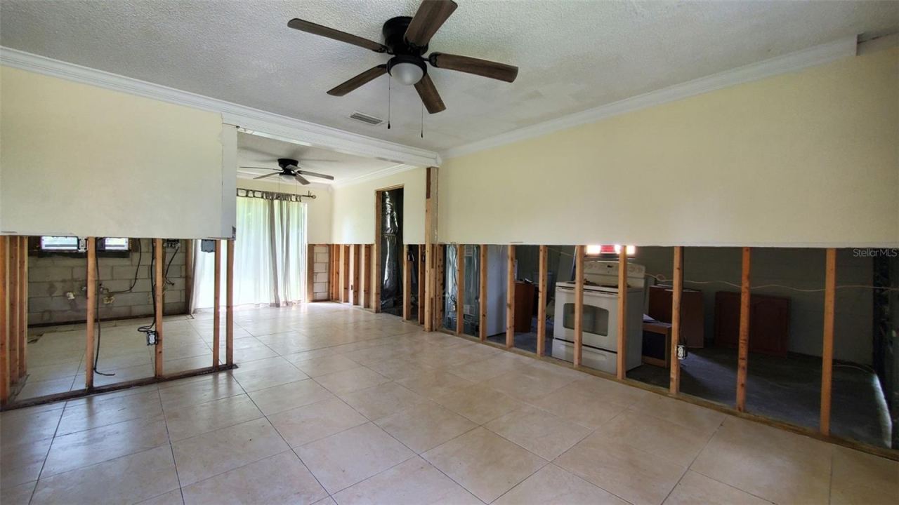 Photo 9 of 20: Livingroom and Dining