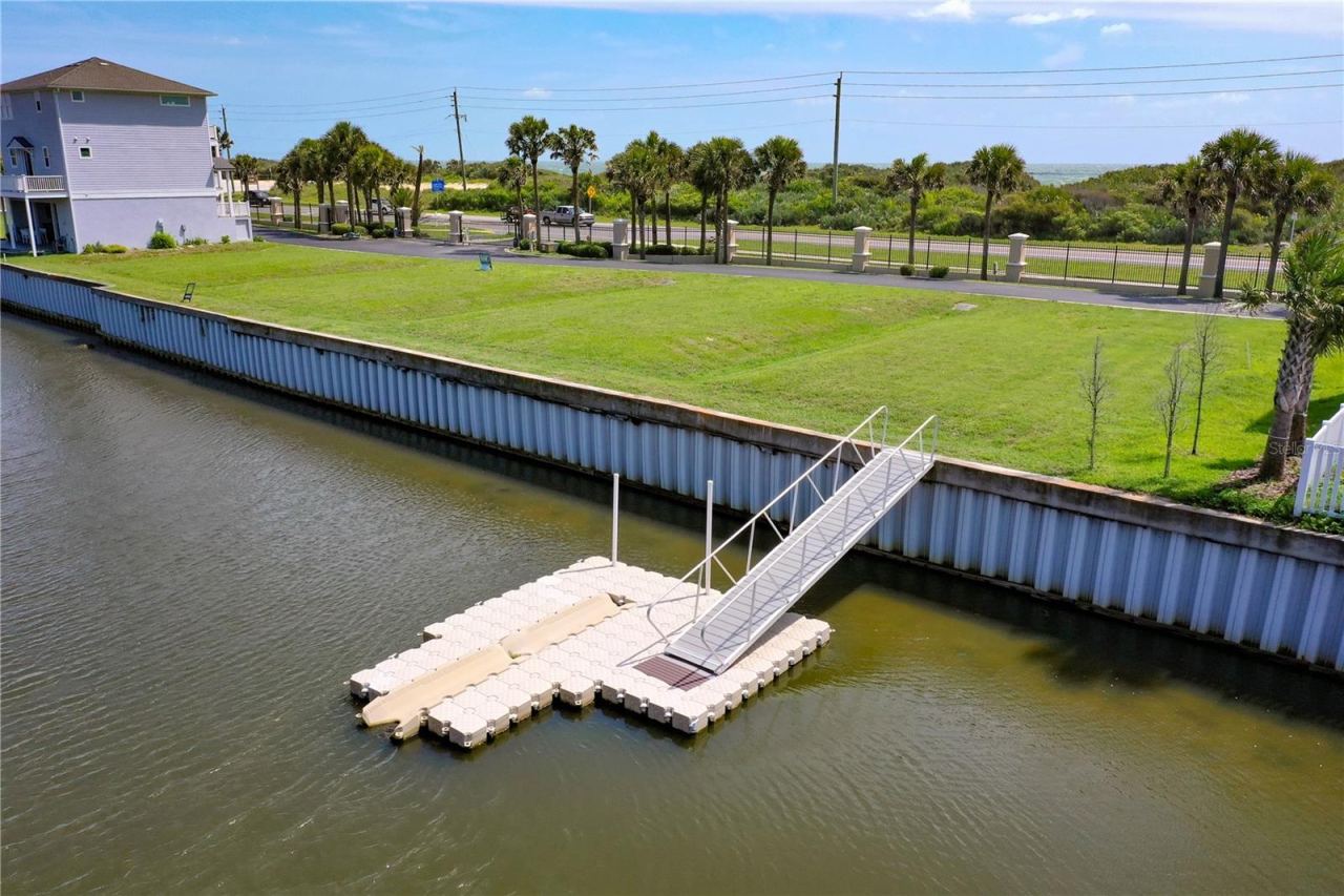 Photo 3 of 20: Your private floating dock is already in place!