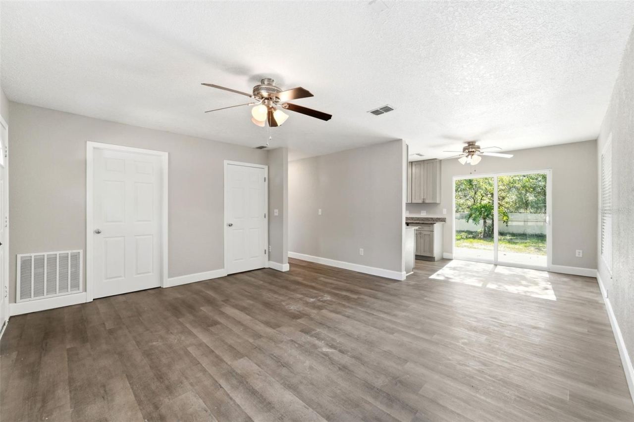 Photo 6 of 20: LIVING/DINING ROOM