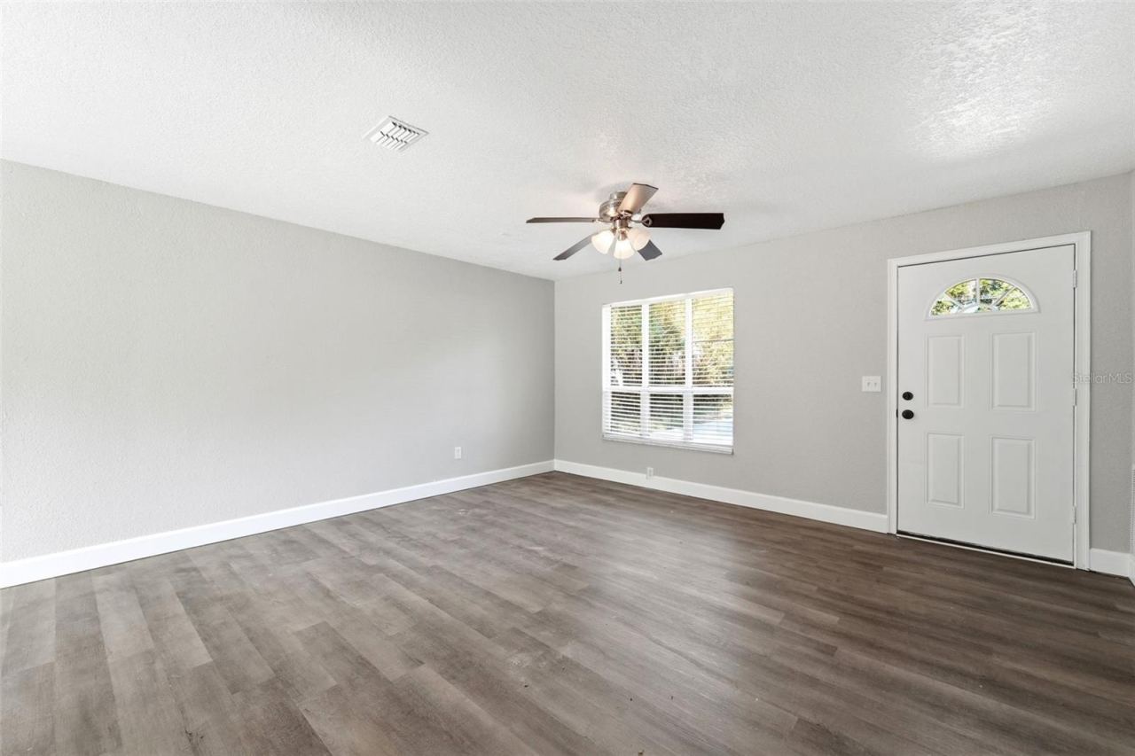 Photo 4 of 20: ENTRANCE/LIVING ROOM