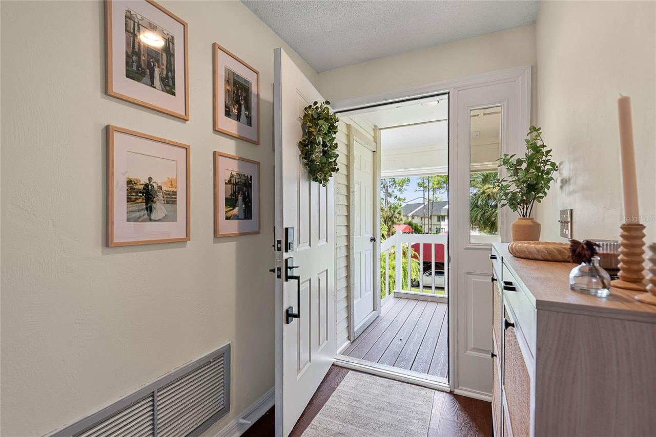 Photo 6 of 20: Foyer