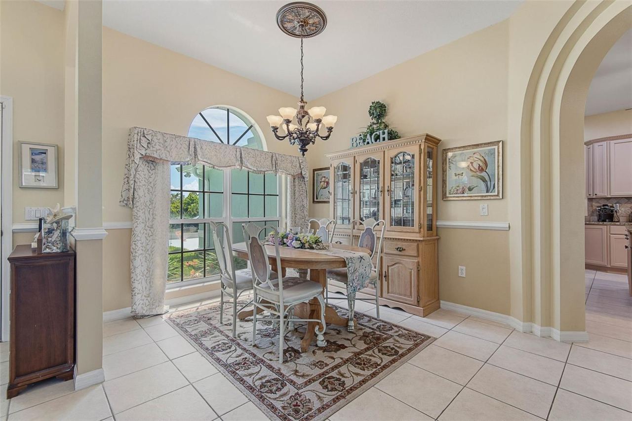 Photo 7 of 20: Formal Dining Room