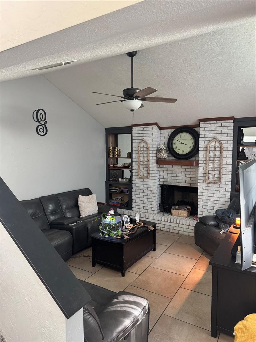 Photo 3 of 20: Living Room
