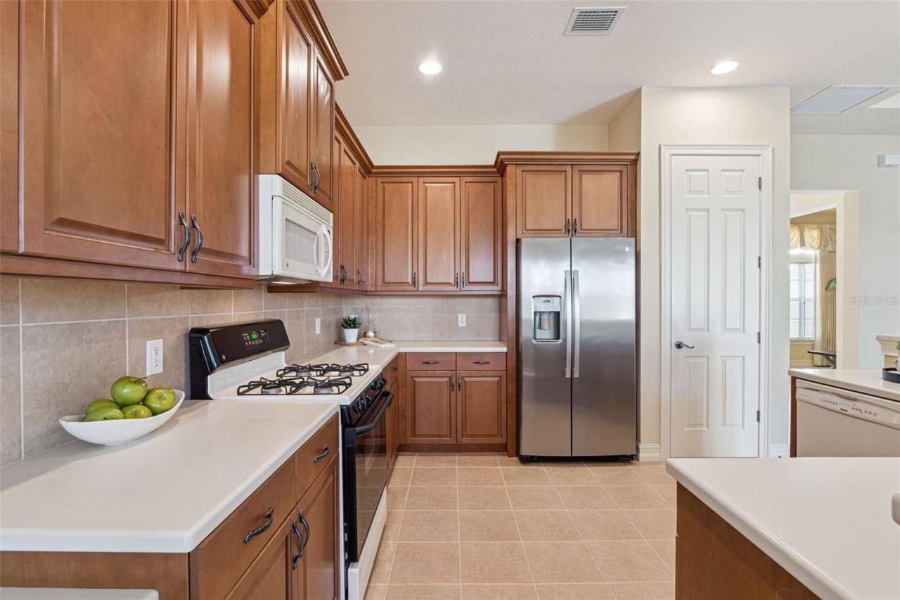 Photo 13 of 20: Kitchen w/ a 4-Burner natural gas range