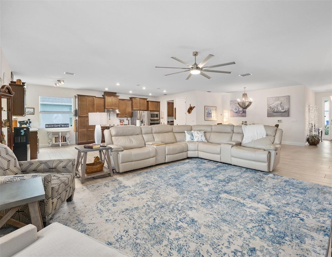 Photo 12 of 20: Spacious living area