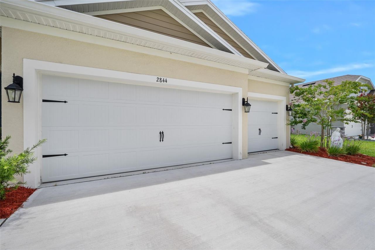 Photo 4 of 20: 3-car garage