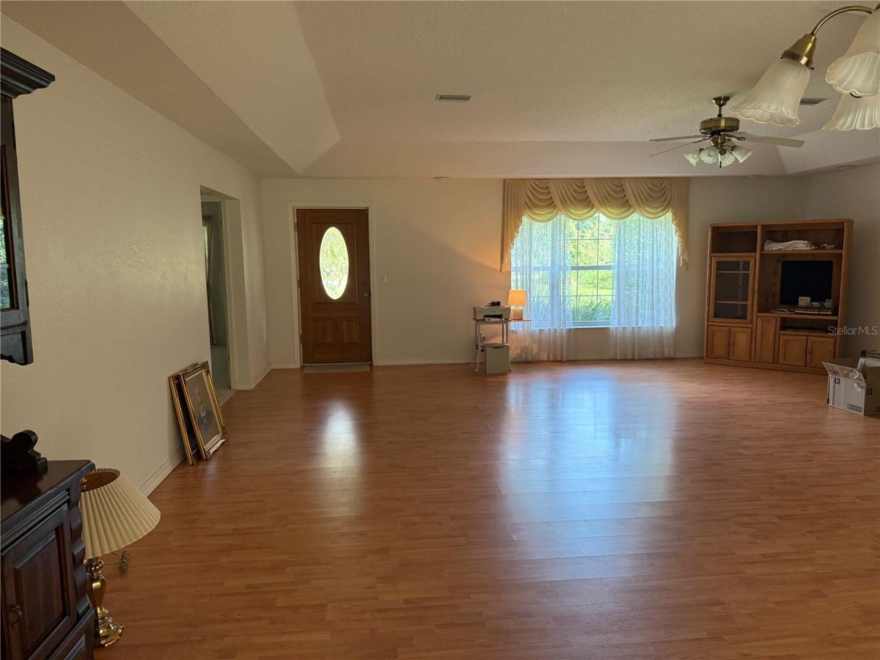 Photo 5 of 19: Great room