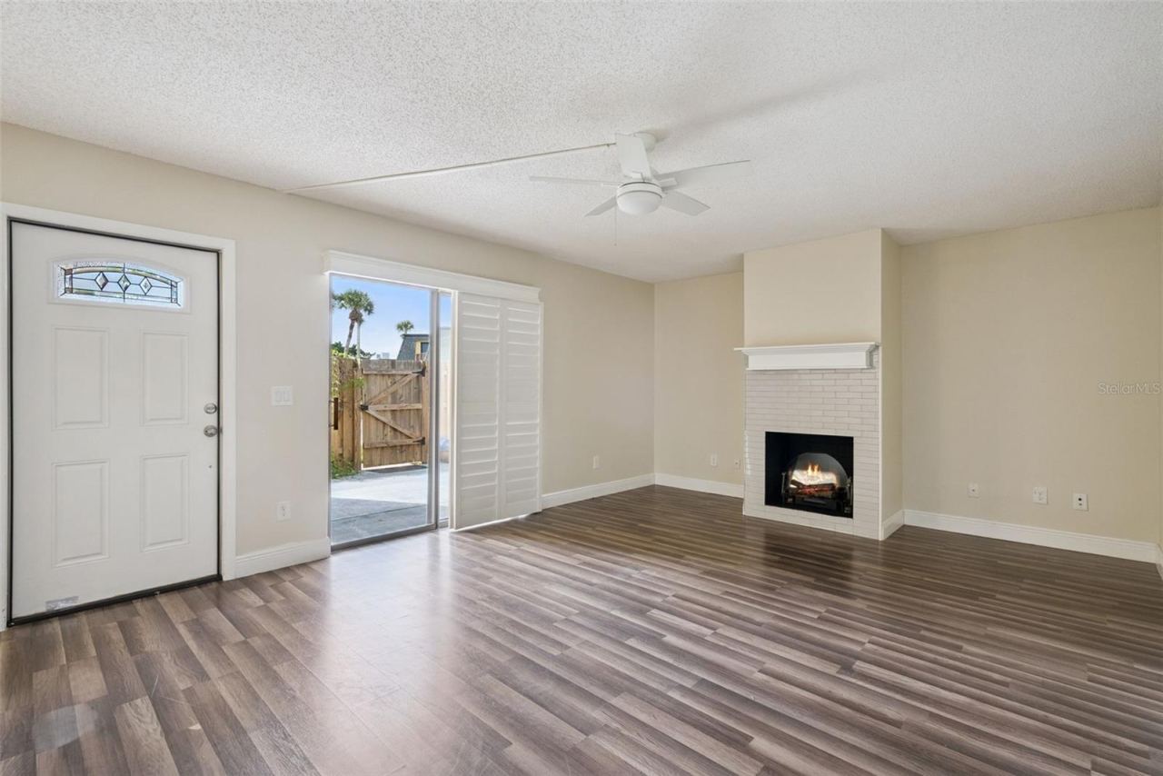 Photo 8 of 20: Living Room