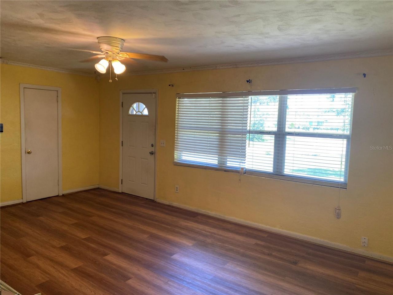 Photo 3 of 6: Living room