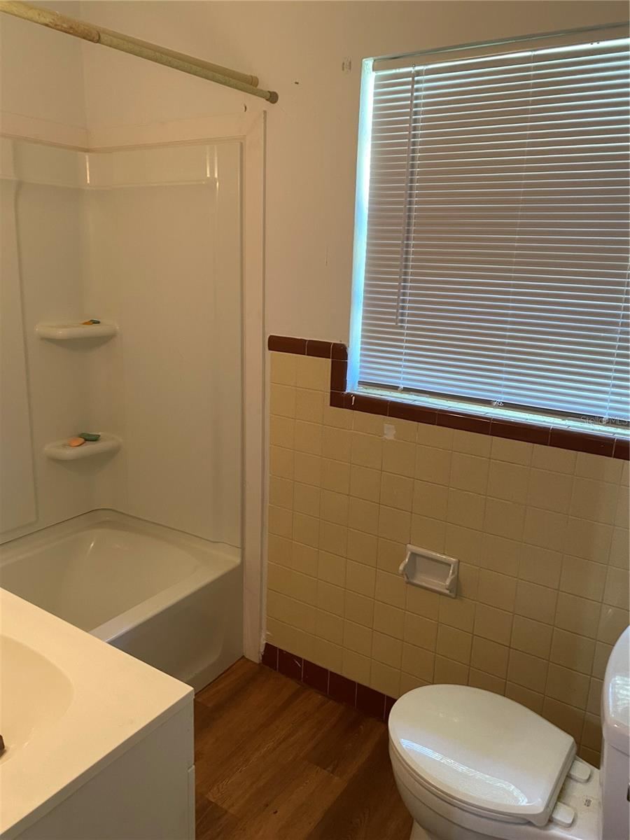 Photo 6 of 6: Bathroom 1