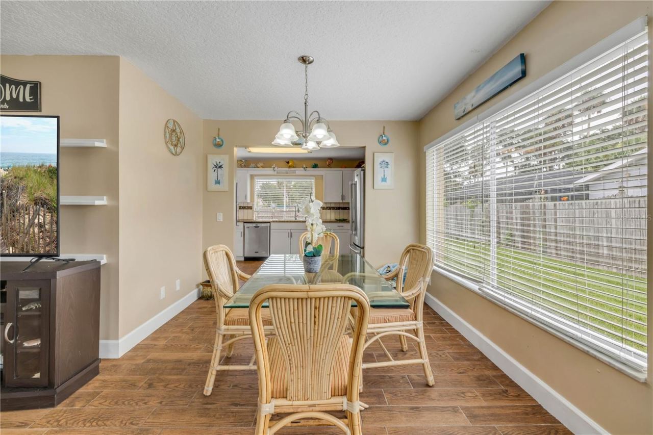 Photo 19 of 20: Dining Area
