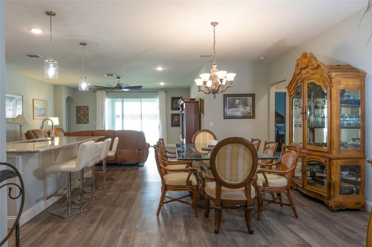 Photo 6 of 20: Dining room area