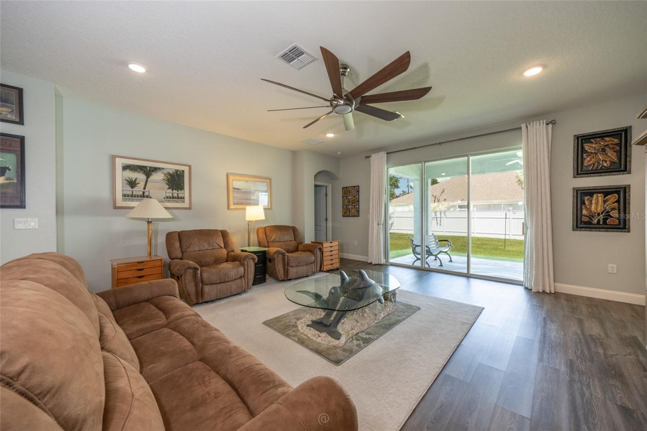 Photo 3 of 20: Spacious Family room