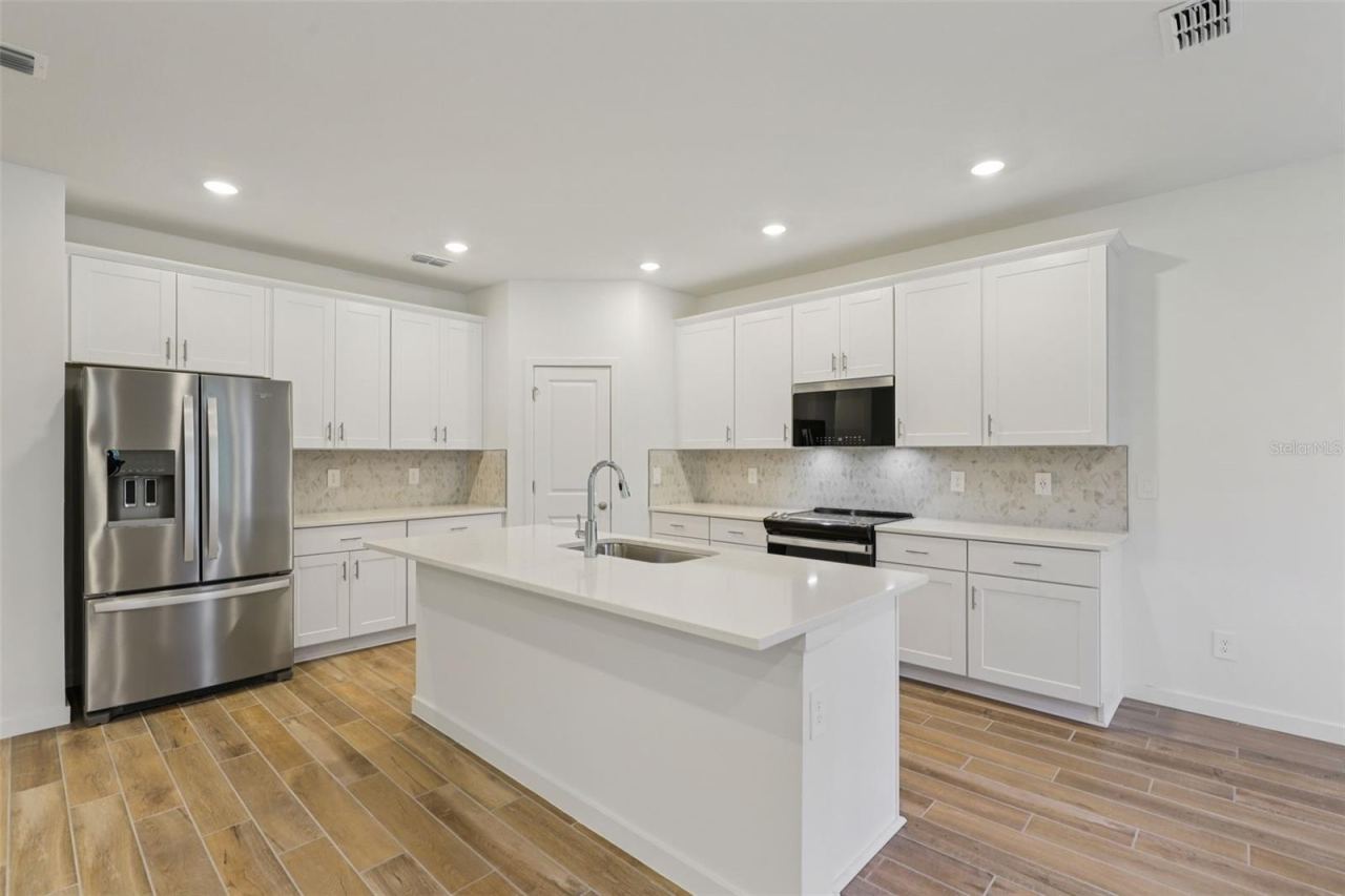 Photo 3 of 20: The interior photos are of another home with the same floor plan and interior finishes. Some details may vary