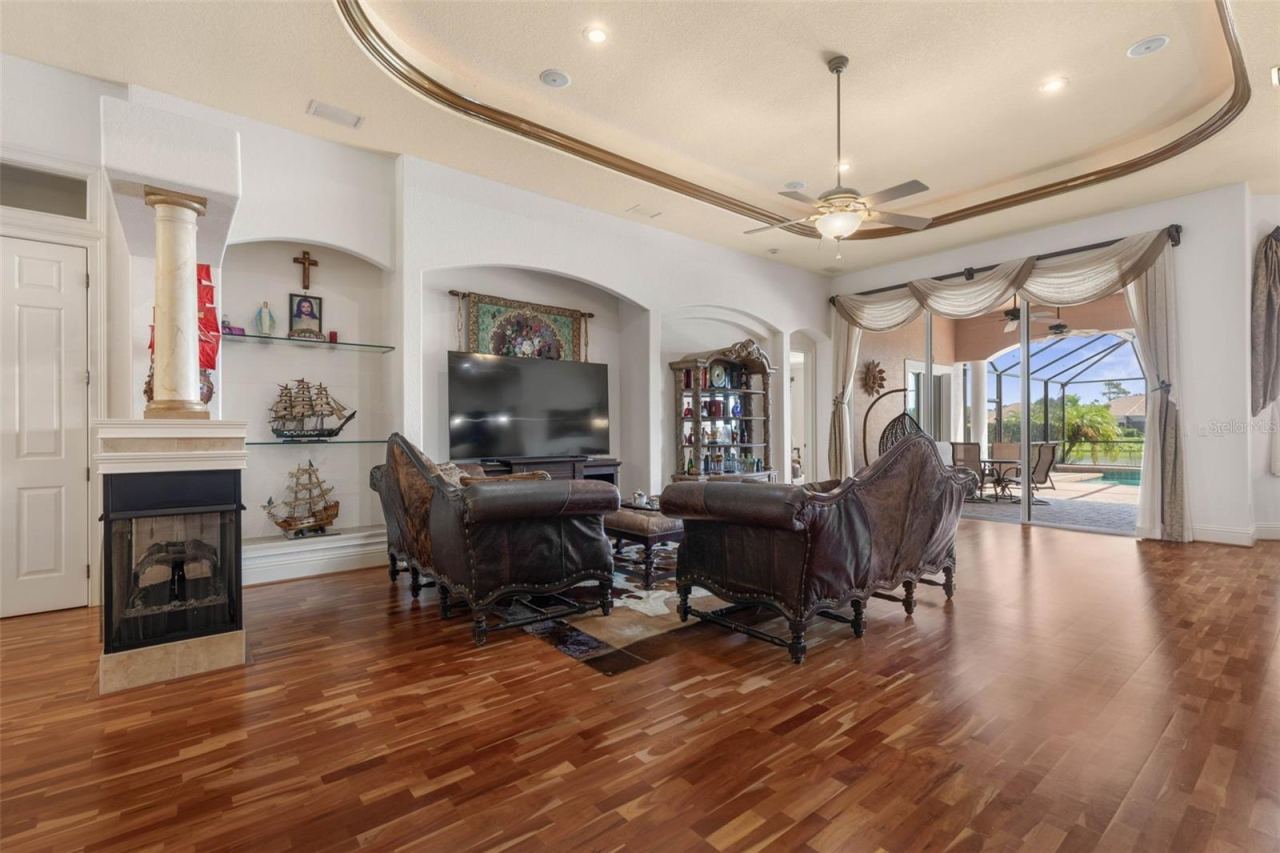 Photo 12 of 20: Family room