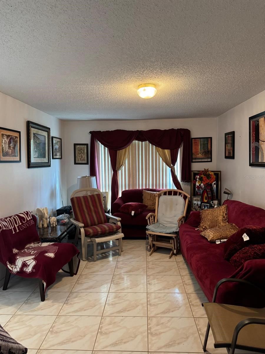 Photo 5 of 20: fam/living room