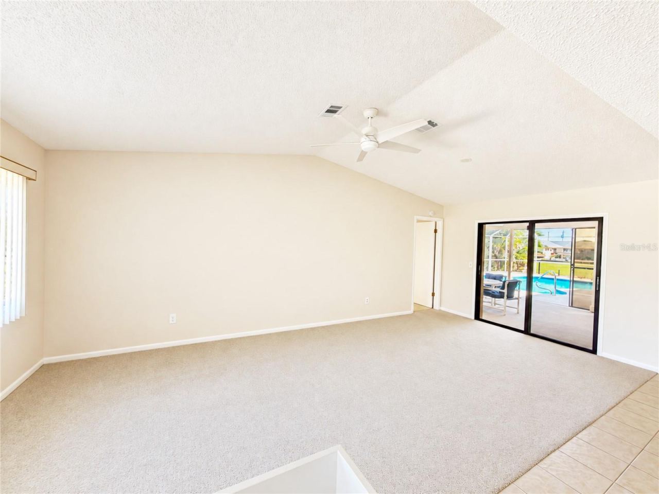 Photo 6 of 20: Living Room