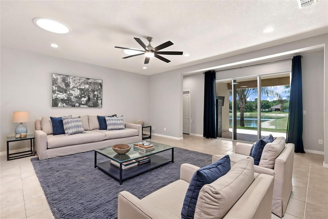 Photo 9 of 20: LIVING ROOM