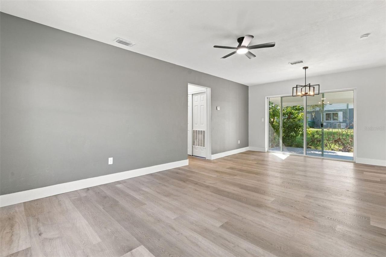 Photo 4 of 20: Living Room