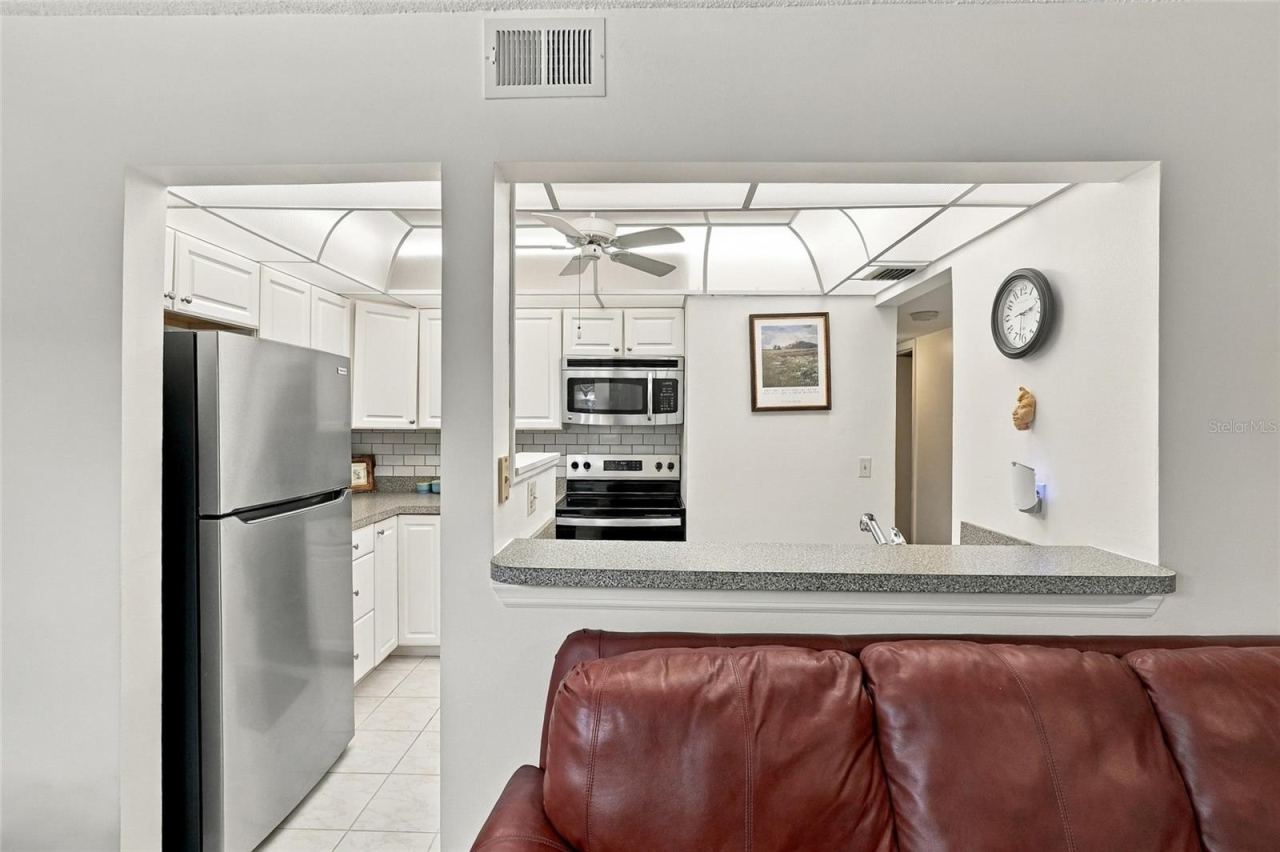 Photo 9 of 20: Living Room/Kitchen