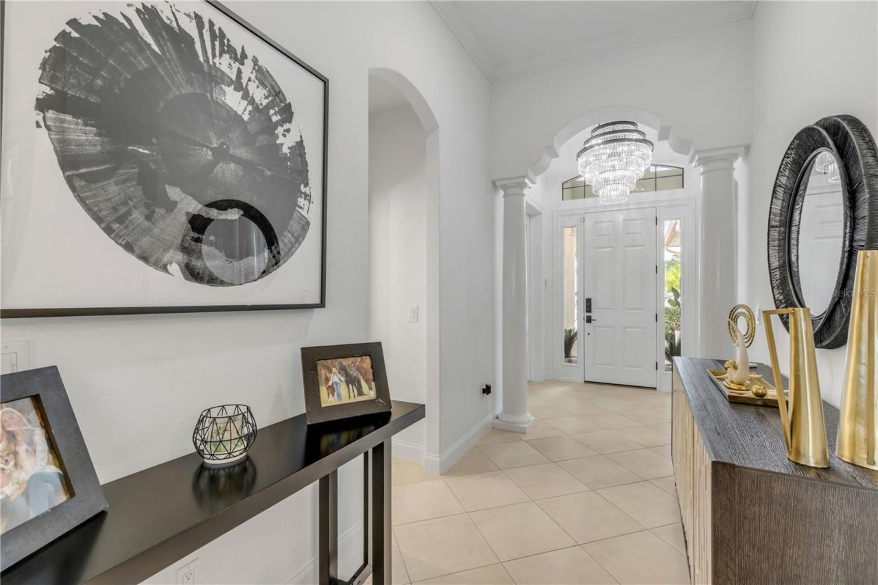 Photo 16 of 20: Foyer