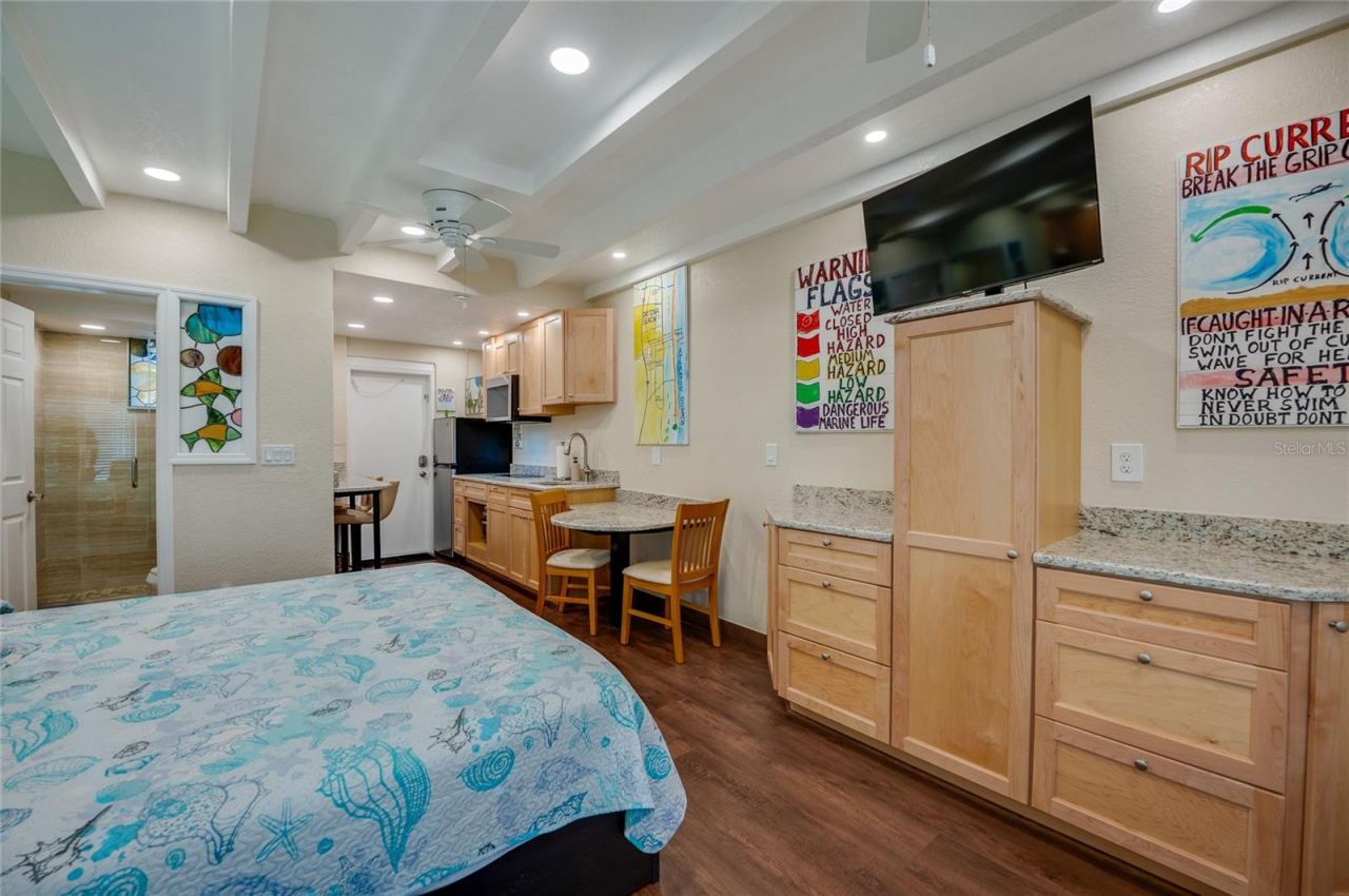 Photo 15 of 20: Bright dining nook situated just off the kitchen, offering a comfortable spot for morning coffee or a casual dinner for two.